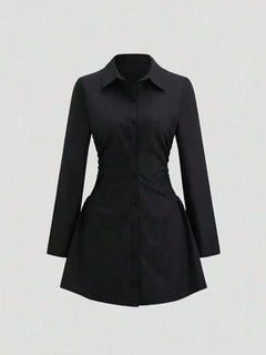 Vestido camisero negro de manga larga con cintura fruncida visto de frente.