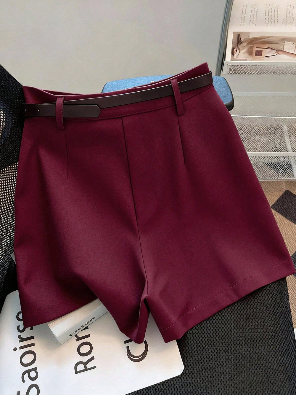 Imagen 1: Vista frontal del Short De Vestir Burdeos con cinturón oscuro.