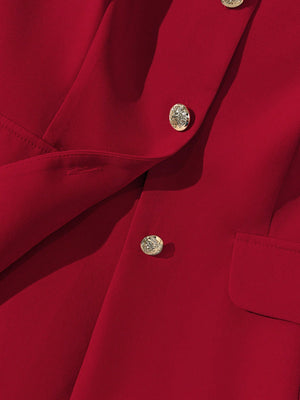 Detalle de botones frontales en camisa roja elegante