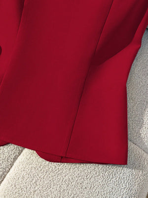 Detalle de costuras y textura en camisa roja sin mangas