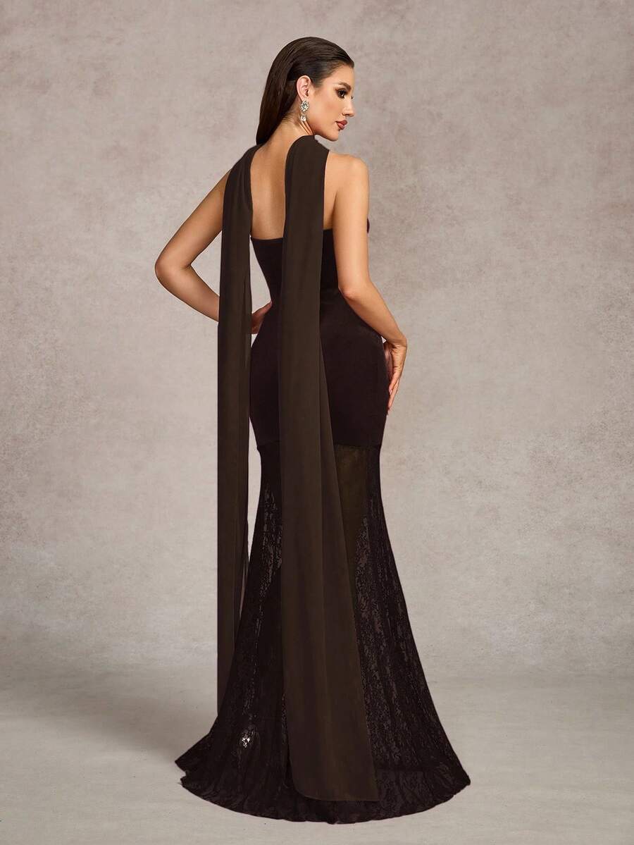 Mujer modelando un vestido de noche largo color marrón con escote strapless y falda de encaje transparente.