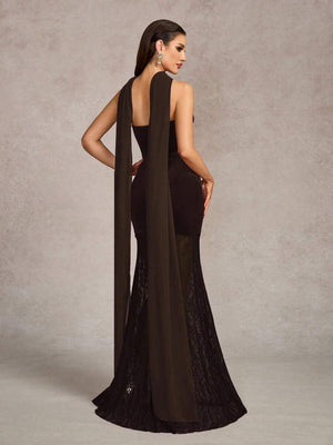 Primer plano del torso de un vestido de gala marrón de terciopelo con escote corazón y detalle de capa en el cuello.