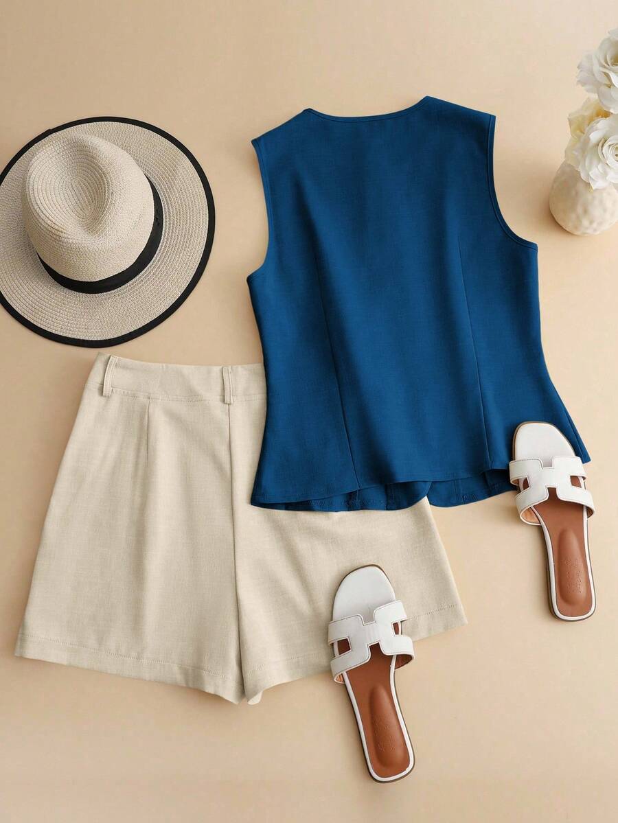 Chaleco azul de botones y shorts beige vistos desde arriba