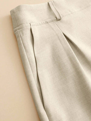 Detalle de los shorts beige de tiro alto con pinzas