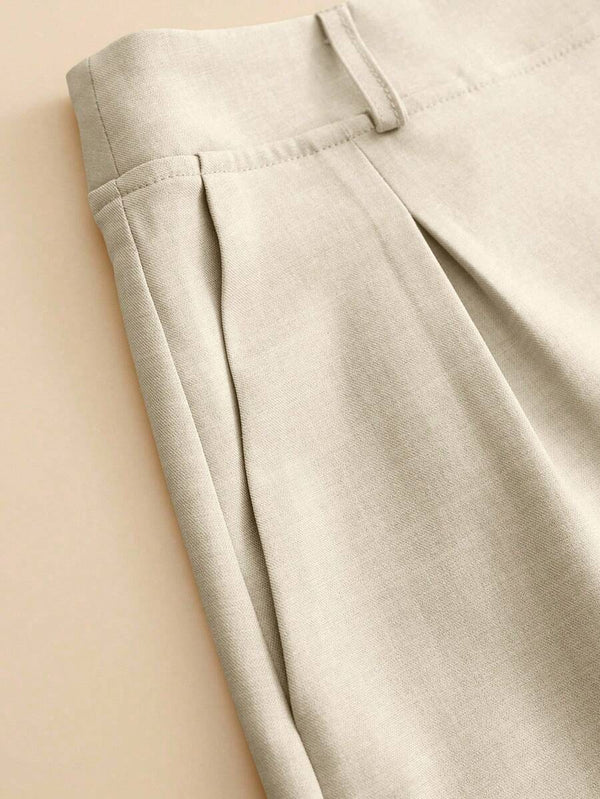 Detalle de los shorts beige de tiro alto con pinzas