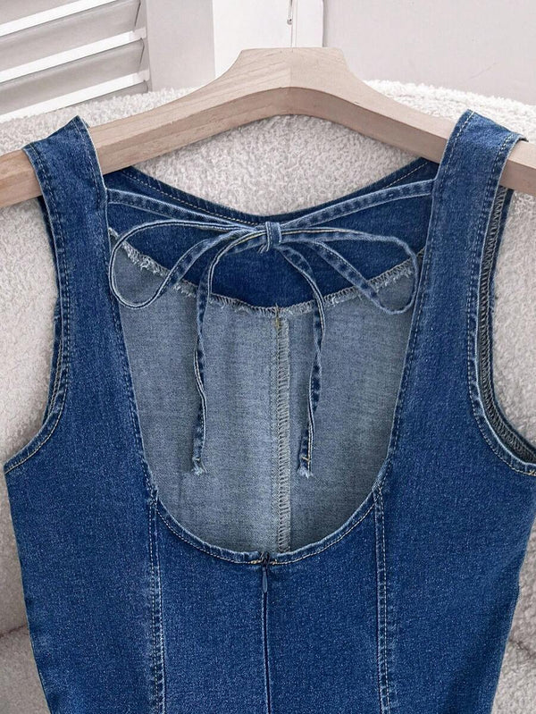 Vista inferior de la falda acampanada de un vestido de mezclilla azul.