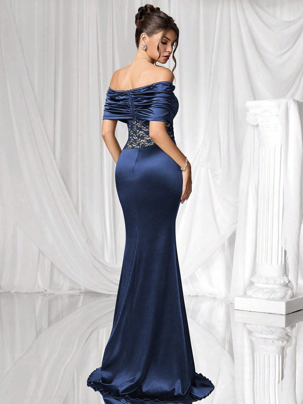 Vestido azul marino con encaje y corte sirena.