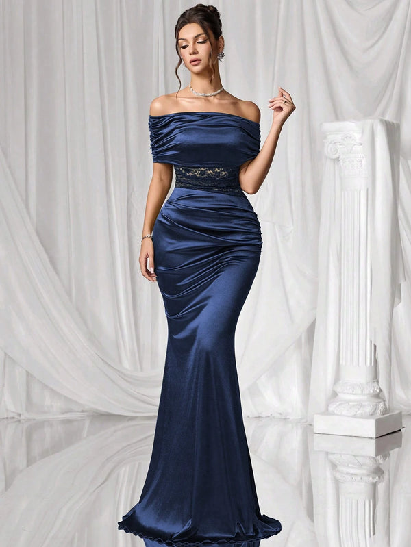 Vista lateral del vestido largo con escote descubierto.