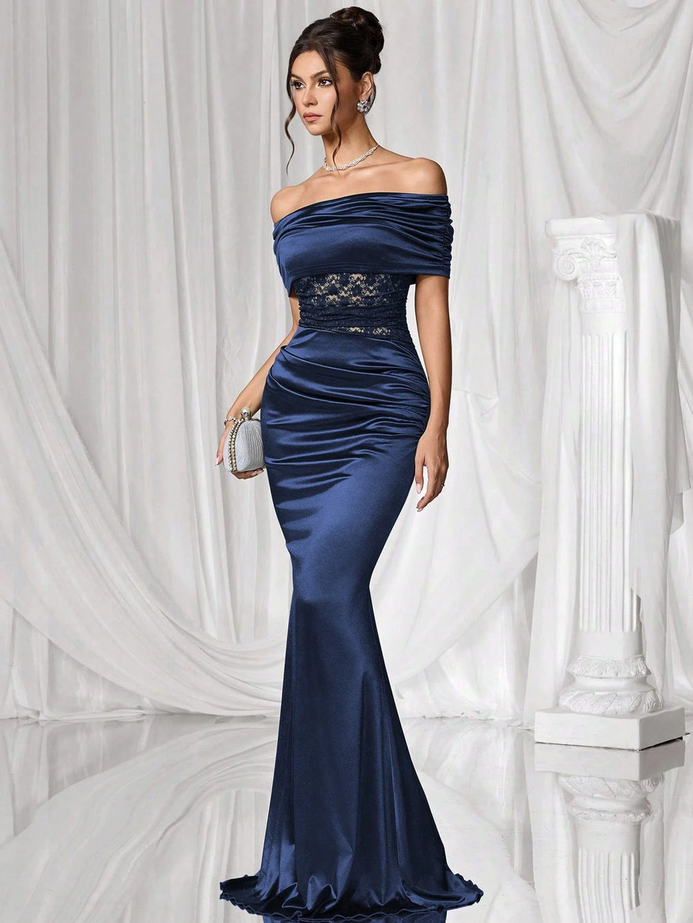 Vestido azul marino con encaje y corte sirena.