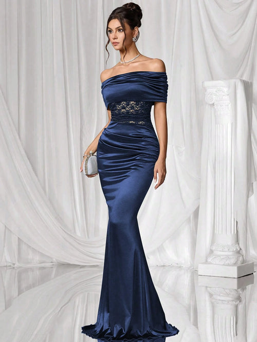 Vestido azul marino con encaje y corte sirena.