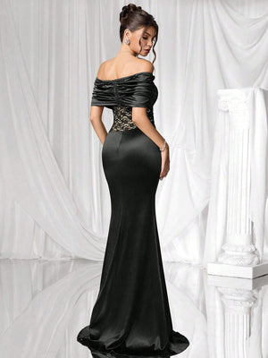 Vestido negro largo estilo sirena en vista trasera.