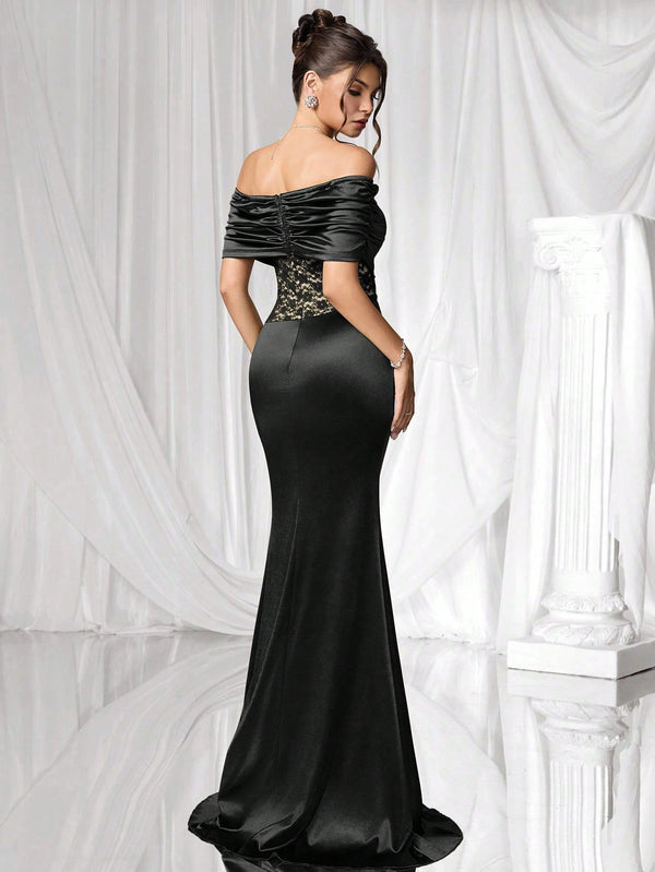 Vestido negro largo estilo sirena en vista trasera.