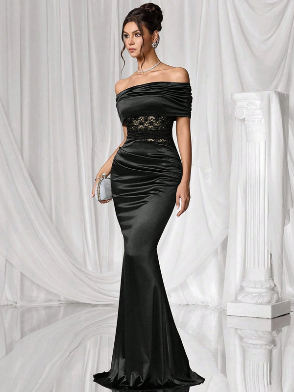 Vestido negro ajustado para fiesta con corte sirena.