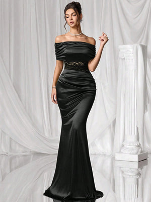 Vestido negro elegante sirena para fiesta en vista frontal.