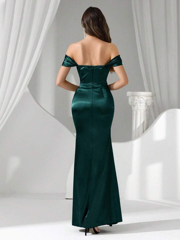 Primer plano del corsé adornado de un vestido de noche verde esmeralda con escote corazón.