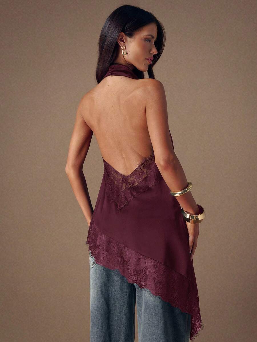 Top halter asimétrico color vino con detalle de encaje en el bajo.