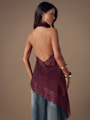 Vista frontal de una mujer usando una blusa elegante de cuello halter y corte asimétrico.