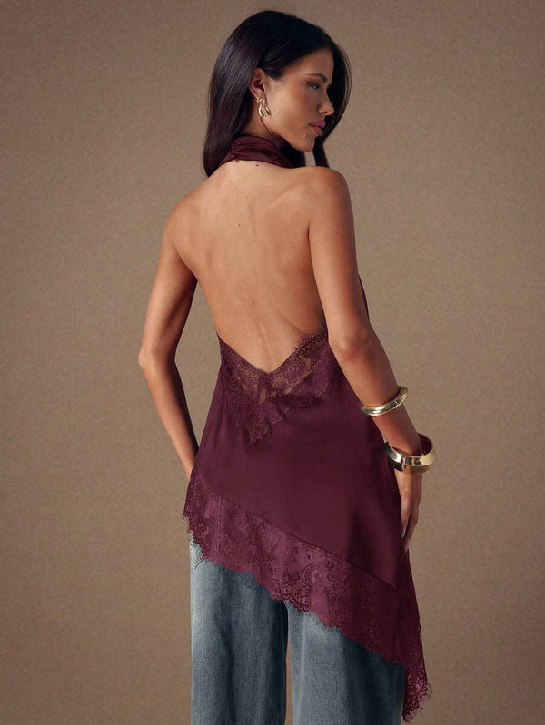 Vista frontal de una mujer usando una blusa elegante de cuello halter y corte asimétrico.