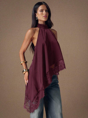Silueta fluida de una blusa halter sin mangas con espalda descubierta.