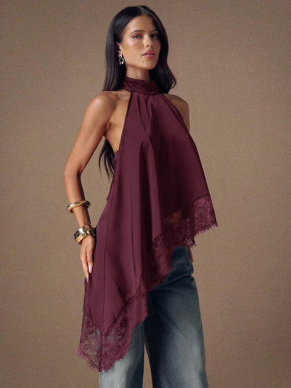 Silueta fluida de una blusa halter sin mangas con espalda descubierta.