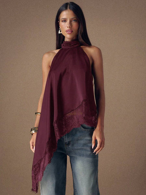 Top halter asimétrico color vino con detalle de encaje en el bajo.