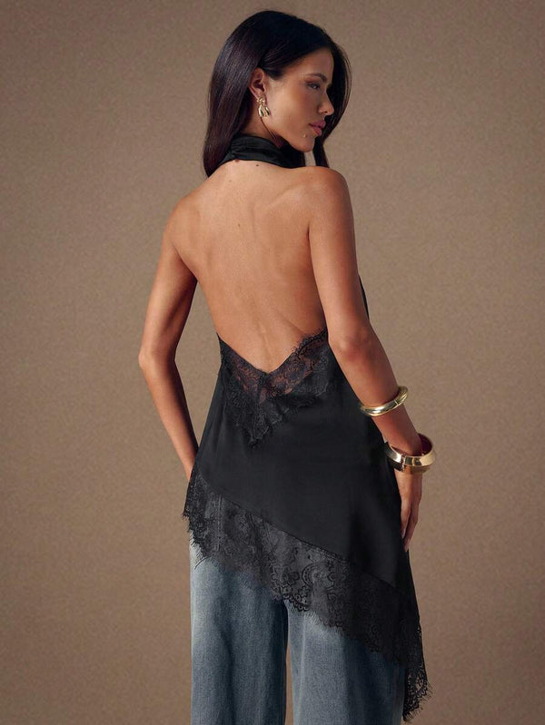 Primer plano del cuello halter de una blusa satinada negra.