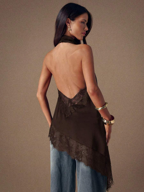 Primer plano del cuello alto y hombros descubiertos de la blusa halter café.