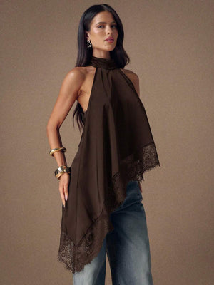 Modelo luciendo la blusa halter asimétrica con jeans para un look casual elegante.