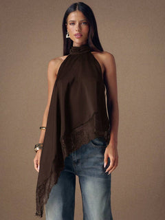 Vista frontal de una blusa halter asimétrica color café con detalle de encaje en el bajo.