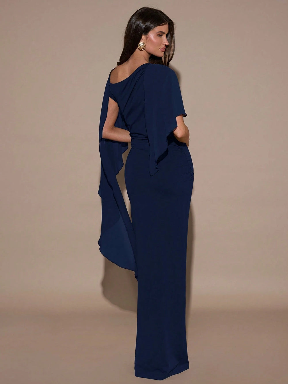 Imagen 1: Mujer elegante modelando el Vestido Largo Azul Marino de frente.