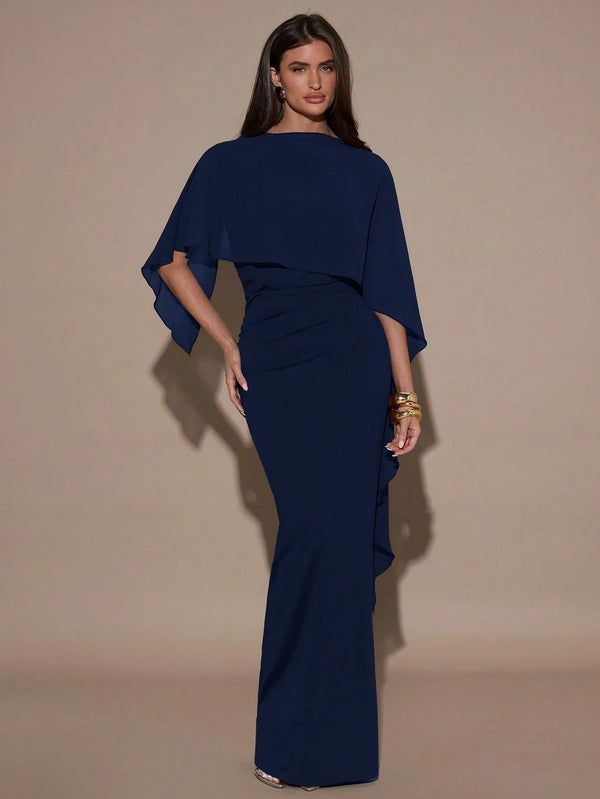 Imagen 3: Mujer posando con accesorios dorados y el Vestido Largo Azul Marino.
