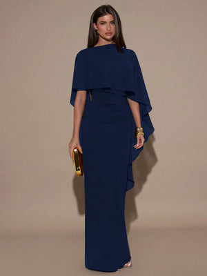 Imagen 4: Mujer sosteniendo un bolso de mano luciendo el Vestido Largo Azul Marino.