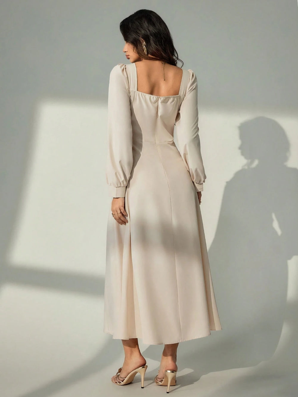 Vestido largo elegante albaricoque con escote corazón vista frontal