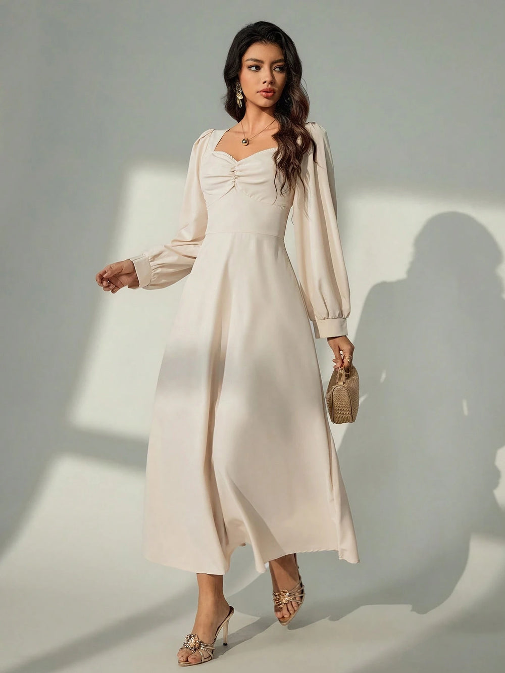 Vestido largo elegante albaricoque con escote corazón vista frontal