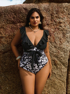 Traje de baño negro entero con estampado floral