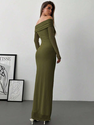 Primer plano del torso de una mujer con vestido verde olivo de manga larga y escote de corazón fruncido.