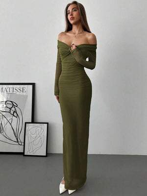 Mujer posando con un vestido largo ajustado color verde olivo de hombros descubiertos.