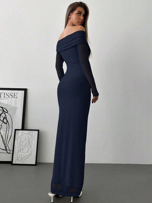 Detalle del escote corazón con torsión de un vestido elegante azul marino.