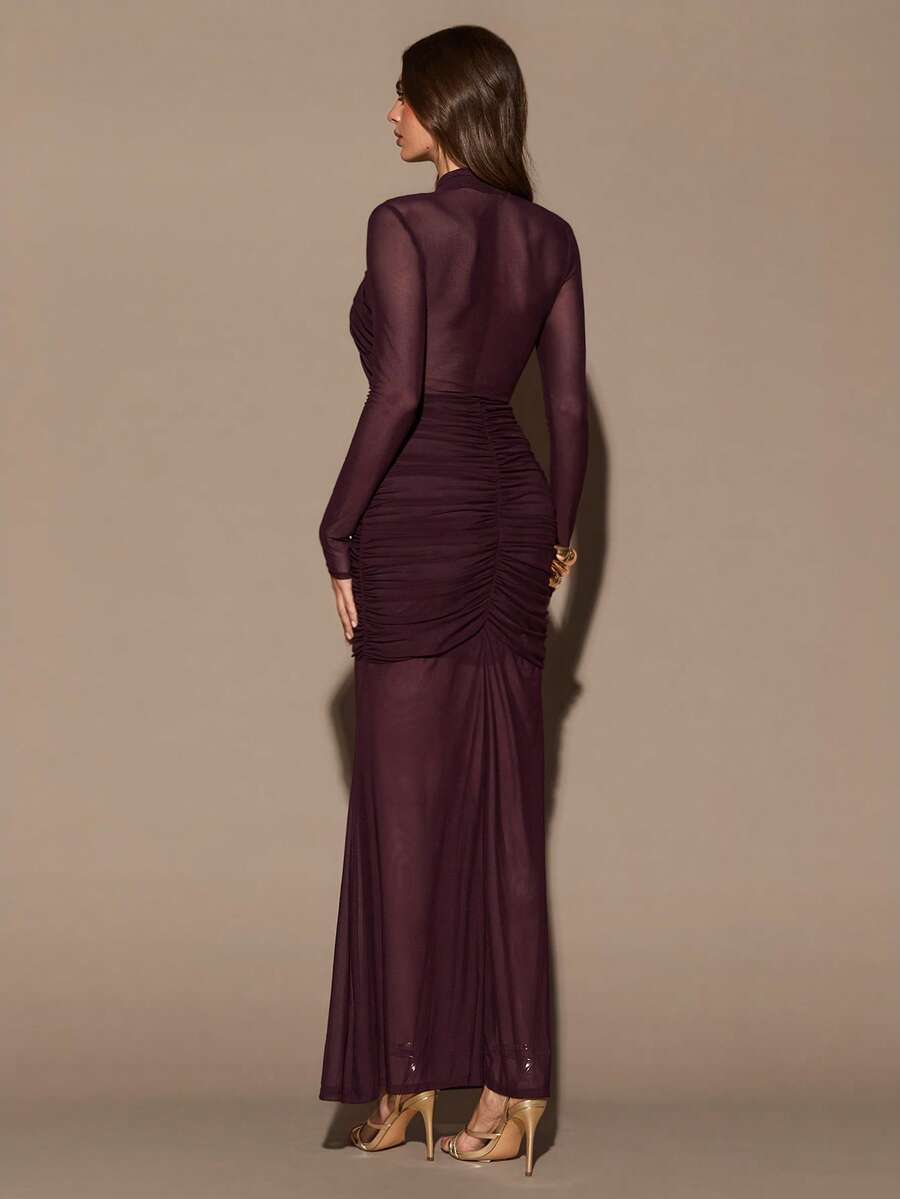 Vestido ajustado color vino oscuro de manga larga con escote cruzado y malla transparente