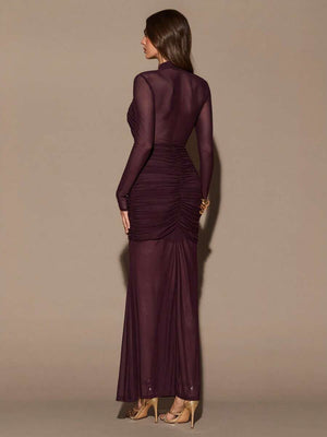 Detalle frontal de vestido color vino con paneles de malla semitransparente y fruncido