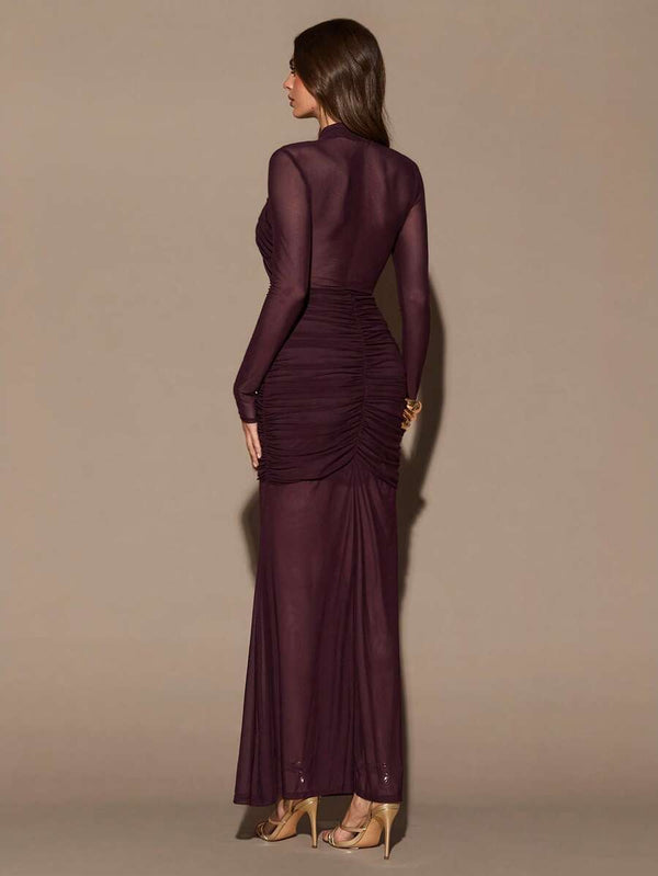 Detalle frontal de vestido color vino con paneles de malla semitransparente y fruncido