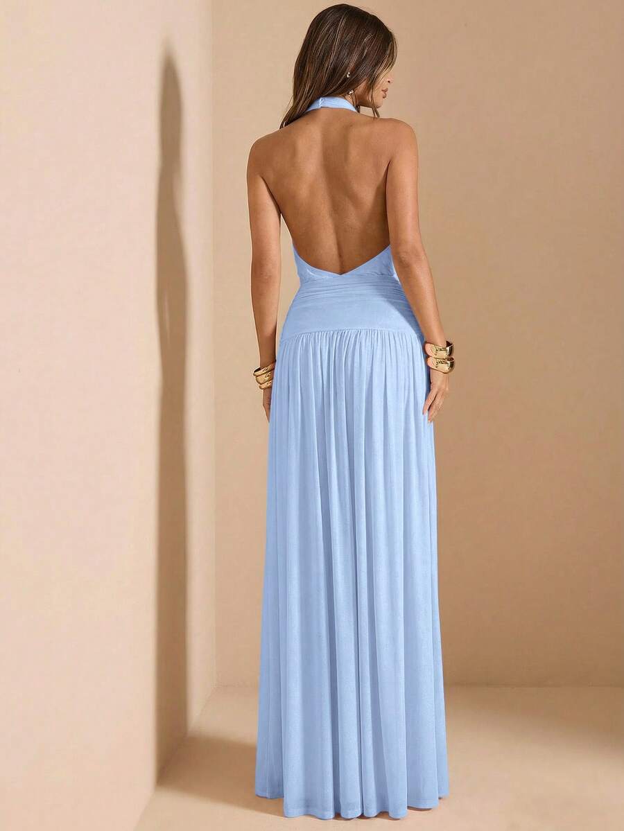 Vestido largo elegante color azul cielo con cuello halter y abertura en la pierna.