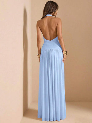 Detalle del cuerpo de un vestido halter azul cielo con fruncido en el busto y cintura.