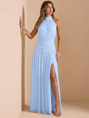 Vista lateral de la falda plisada de un vestido largo azul cielo con abertura alta.