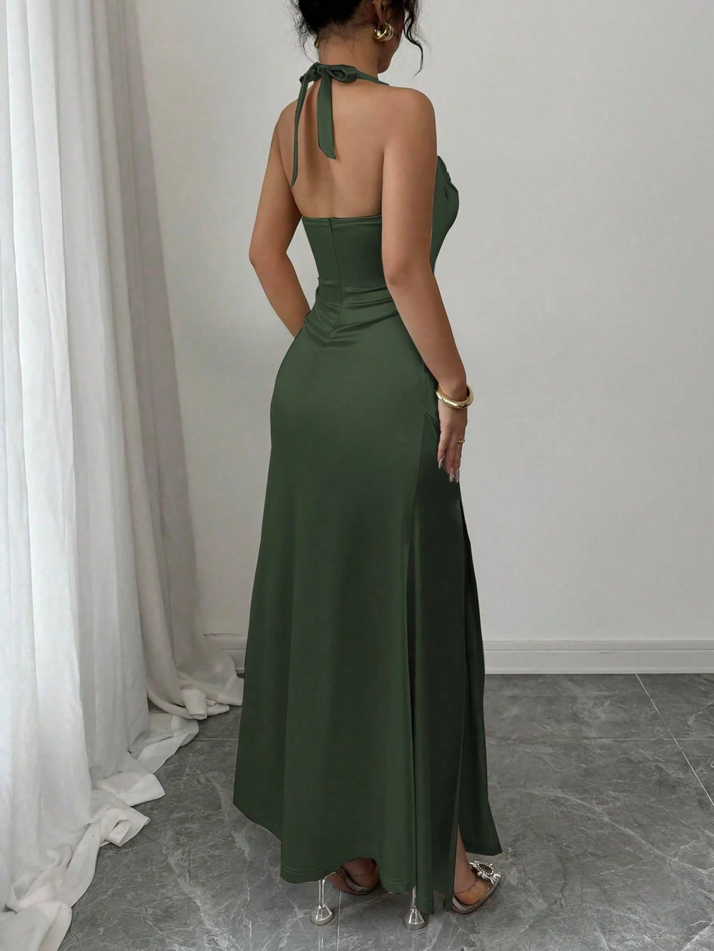 Vestido midi verde militar elegante con escote halter vista frontal