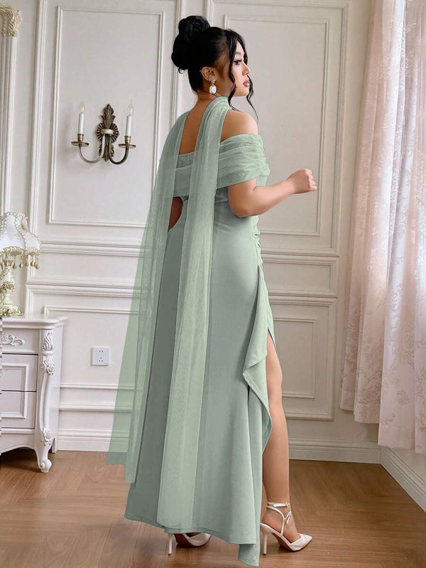 Primer plano del escote de hombros descubiertos de un vestido verde menta con detalle de choker.