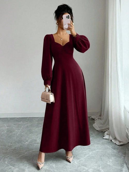 Vestido largo burdeos escote corazón elegante manga larga vista frontal