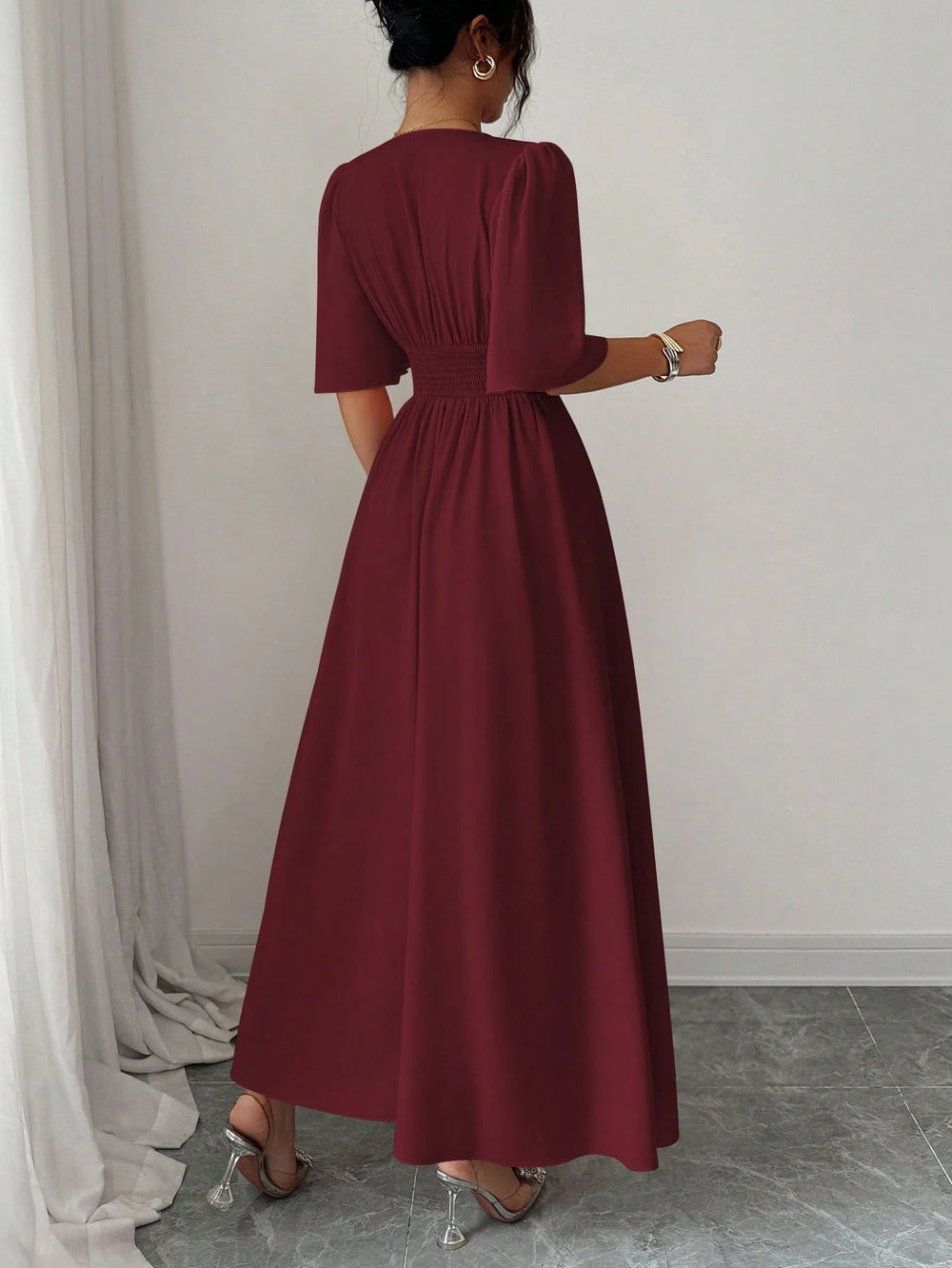 Vestido Burdeos Largo A Línea Con Manga Farol vista frontal completa.
