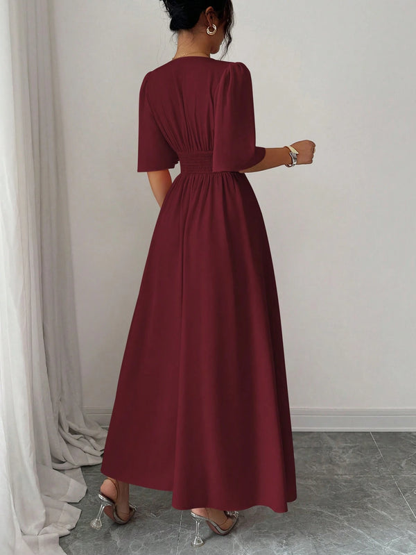 Vestido Burdeos Largo A Línea Con Manga Farol vista posterior.
