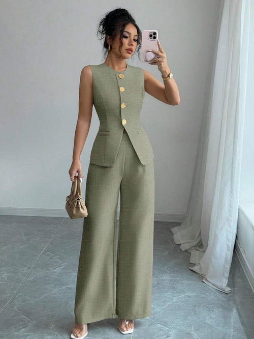 Mujer modelando un conjunto elegante de dos piezas en color verde salvia, compuesto por un chaleco con botones dorados y un pantalón de pierna ancha.
